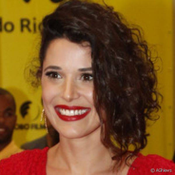 Manuela do Monte apostou no vermelho super aberto para combinar com o look da mesma tonalidade